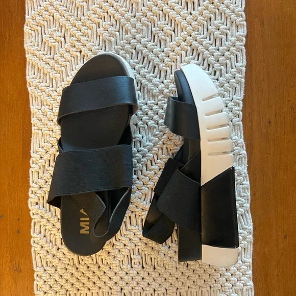 Mia Black Platform Strappy sandals - Picture 2 of 7